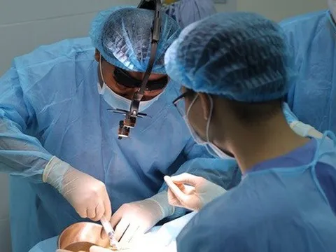 Tiêm filler ngực, cô gái dính áp xe, biến dạng vú