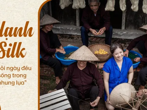 Mối nhân duyên kỳ lạ với lụa của bà chủ Hạnh Silk và vụ ‘giải cứu’ chiếc khung cửi trăm năm tuổi khỏi lò bánh trưng