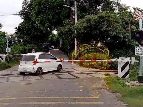 Clip: KIA Morning cố tình lách qua khi barie đường sắt đã hạ