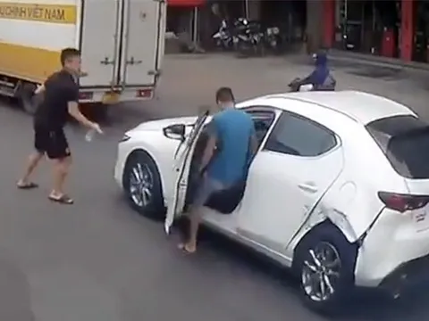Clip TNGT: Quên kéo phanh tay, từ nạn nhân trở thành kẻ gây hại
