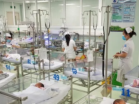 Nhân viên y tế ở cơ sở công lập vẫn nghỉ việc