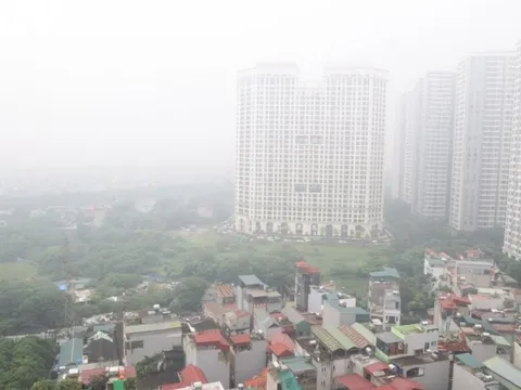 Sáng nay, sương mù bao phủ nhiều nơi ở Hà Nội