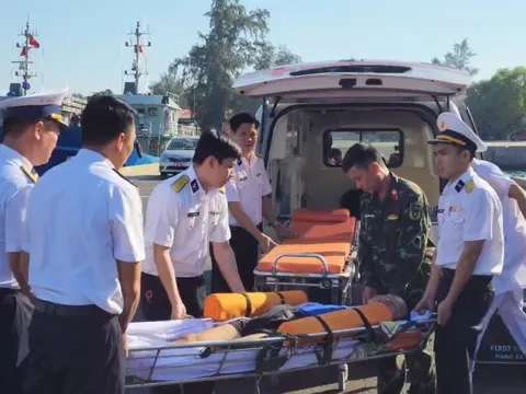 Đưa ngư dân tỉnh Quảng Nam bị bệnh từ Trường Sa về đất liền điều trị