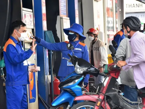 Giá xăng tăng nhẹ, giá dầu diesel tăng mạnh hơn 1.800 đồng/lít
