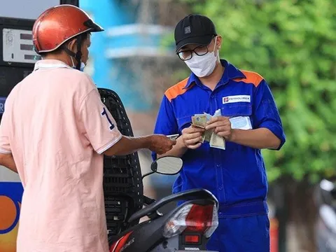 Xăng tăng nhẹ 30 đồng/lít; giá dầu tăng cao