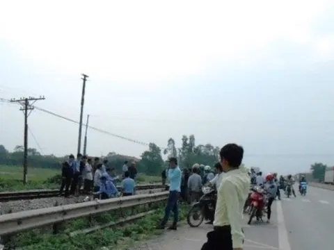 Băng qua đường sắt, người đàn ông đi xe máy bị tàu hỏa tông tử vong