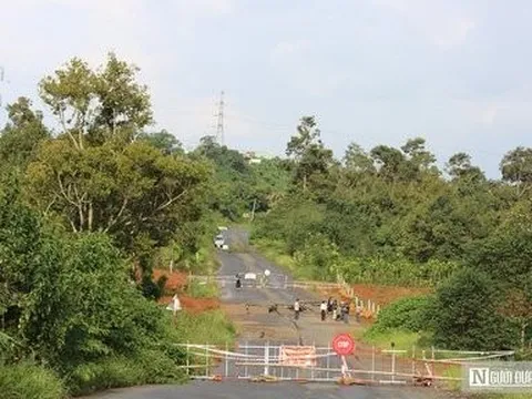 Sơ tán người dân ra khỏi khu vực sạt lở ở đường tránh phía Nam Tp.Bảo Lộc