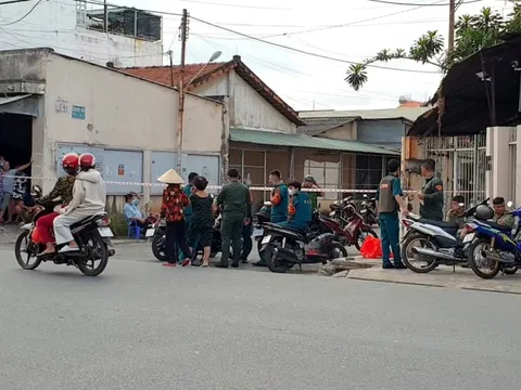 Người đàn ông chết trong tư thế treo cổ bên hàng rào 1 công ty