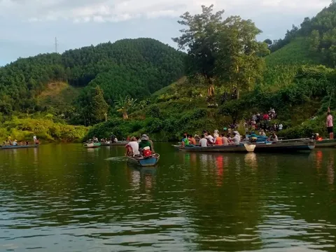 Lật ghe chở 8 người trên hồ thủy điện, 1 người chết, 1 mất tích