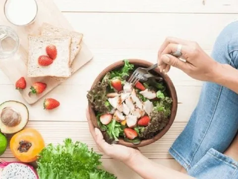 Mách bạn cách ăn tối "ba ít và một sớm" để gìn giữ sức khỏe vàng