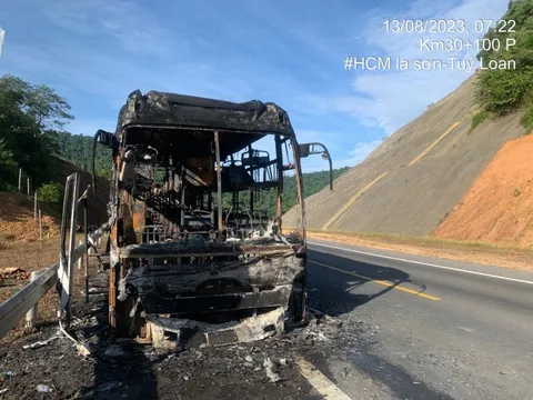 CLIP: Xe khách giường nằm bốc cháy ngùn ngụt khi đang chở 29 người