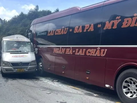 2 xe khách tông nhau, hơn 10 người bị thương