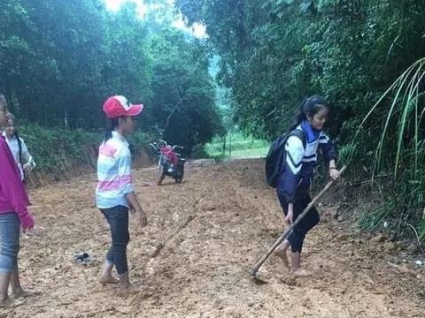 Xôn xao đường bùn nhão nhoét, học sinh phải vác cuốc san đường