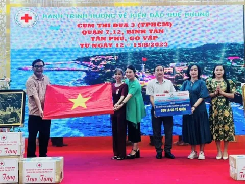 Trao cờ Tổ quốc, tặng nhiều suất quà tại huyện đảo Cồn Cỏ