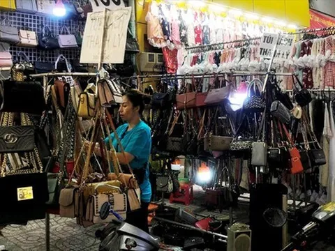 Bán 'hàng hiệu' ở... vỉa hè