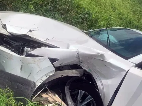 Đằng sau những bức ảnh TNGT: Mazda CX-5 tan nát sau cú va chạm với công-ten-nơ