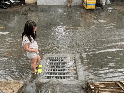 TP HCM: Người dân dọn rác "mệt nghỉ" sau trận mưa