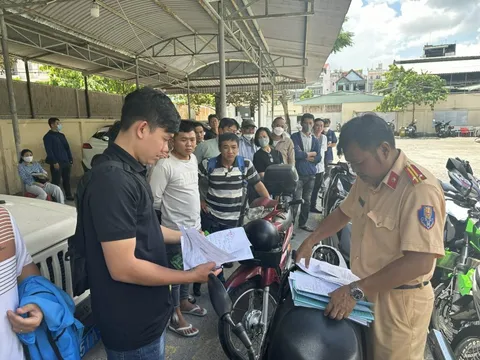 Cận cảnh "rồng rắn" đi... giữ biển số đẹp ở TP HCM trong ngày 14-8