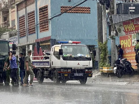 Va chạm xe máy và xe tải, cụ bà tử vong tại chỗ