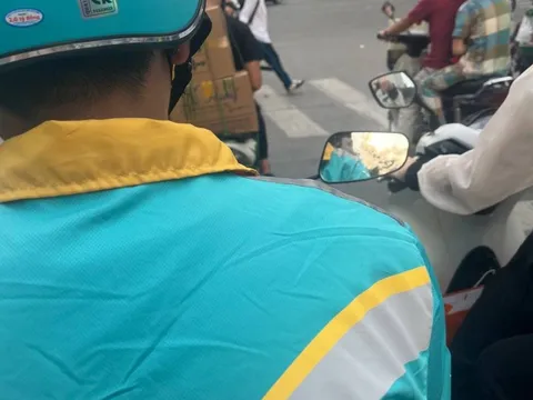 Trải nghiệm ngày đầu đi "xe ôm điện" Vinfast: 3km chỉ tốn 8.000 đồng, tài xế lịch sự gạt chỗ để chân cho khách, trả lời vanh vách các thông số kỹ thuật