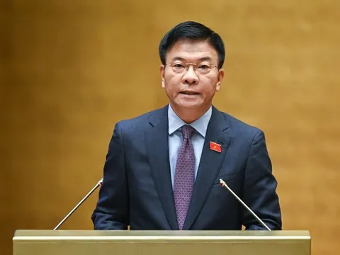 Sáng nay, Bộ trưởng Bộ Tư pháp Lê Thành Long trả lời chất vấn