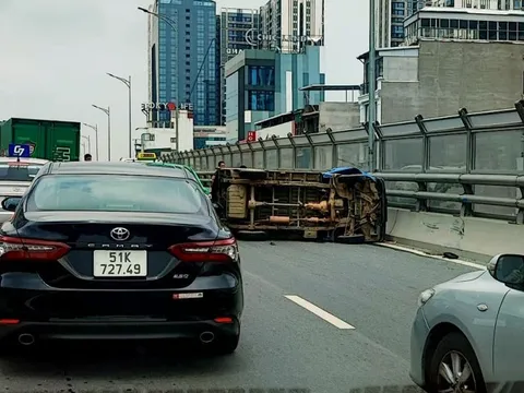 Đằng sau những bức ảnh TNGT: Xe thư báo đâm lật xe tải trên đường vành đai gần Times City (Hà Nội)