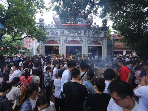 Người dân nườm nượp đi lễ ngày đầu tháng 7 Âm lịch