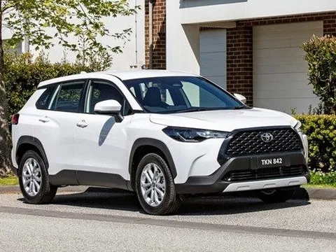 Tưởng lạ nhưng là chuyện như cơm bữa tại quốc gia này: đại lý Toyota hô biến xe mới thành xe lướt rồi bán theo kiểu ‘bia kèm lạc’ chênh tới 13%