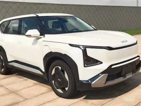 Kia EV5 lộ diện không che ngoài đời thực: Vài chi tiết khác concept, ngắn hơn nhưng cao và rộng hơn Sportage