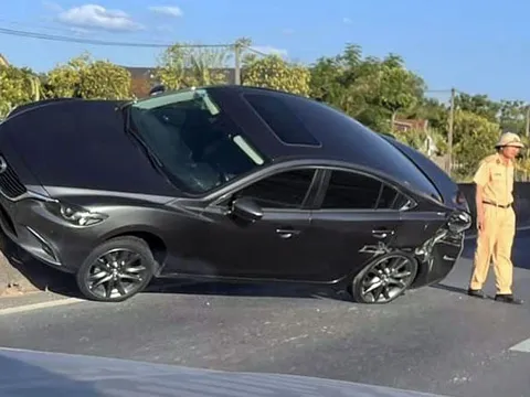 Đằng sau những bức ảnh TNGT: Va chạm với xe khách, Mazda3 bị đẩy trèo lên dải phân cách cứng