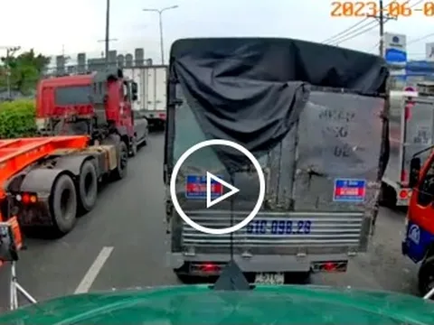 Mát lòng với tình huống xin đường 'chuẩn mực' của tài xế xe tải