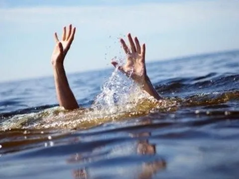 Nam sinh 14 tuổi tử vong khi tắm ở bể bơi