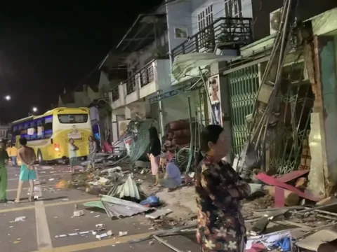 Xe khách tông 9 nhà dân và 1 ô tô lúc nửa đêm