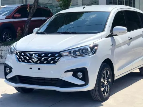 Suzuki Ertiga hybrid giảm kỷ lục 120 triệu tại đại lý: Bản full option còn 488 triệu, rẻ hơn nhiều Xpander số sàn