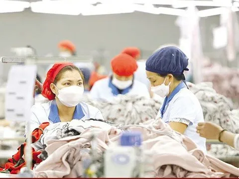 Dệt may vượt khó: "Ăn cháo còn hơn nhịn đói" để giữ công nhân