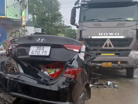 Đằng sau những bức ảnh TNGT: Công-ten-nơ phóng tốc độ cao qua ngã tư đâm Hyundai Accent kẹp cứng