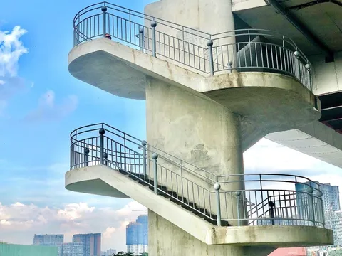 TP HCM: Cầu Ba Son nhem nhuốc dù đã xoá hình vẽ bậy