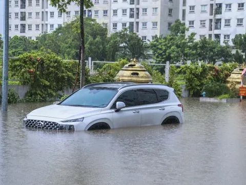 Nhiều đường phố Hà Nội ngập sâu sau trận mưa lớn