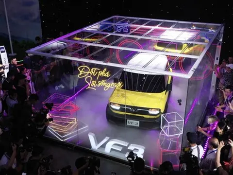 Tín đồ xe điện ở TP HCM đội nắng nóng đến ngắm xe VinFast mini VF 3