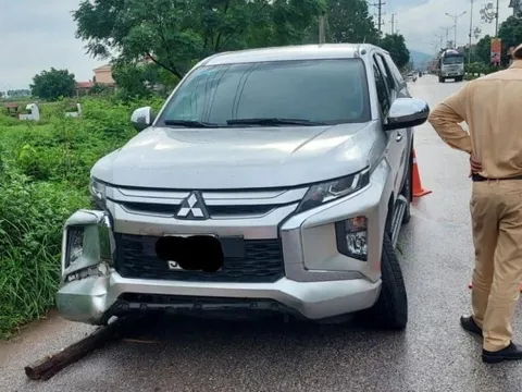 Clip TNGT: Say rượu đâm tung toé trên đường, tài xế Mitsubishi Triton vẫn ngủ say bất chấp CSGT gọi cửa