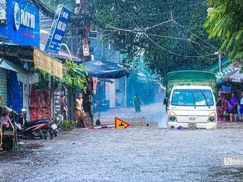 Mưa lớn kéo dài, nhiều tuyến đường tại Hà Nội chìm trong biển nước