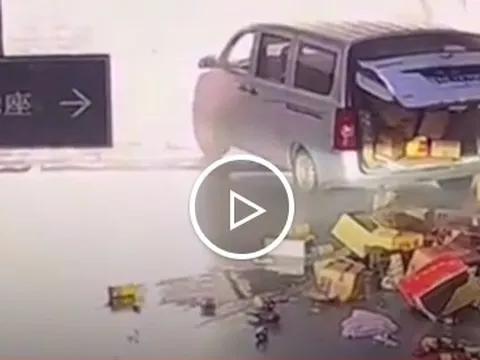 Tài xế quên kéo phanh tay ô tô chở hàng và cái kết đắng