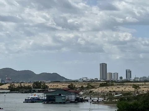 Bình Định gỡ khó cho nhà hàng nổi trên phố biển Quy Nhơn