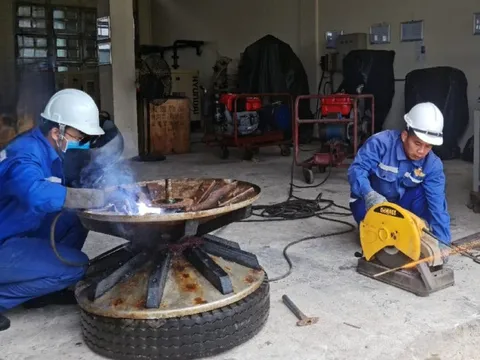 Hỗ trợ khắc phục sự cố hỏng hệ thống tời lưới cho tàu cá Bình Định