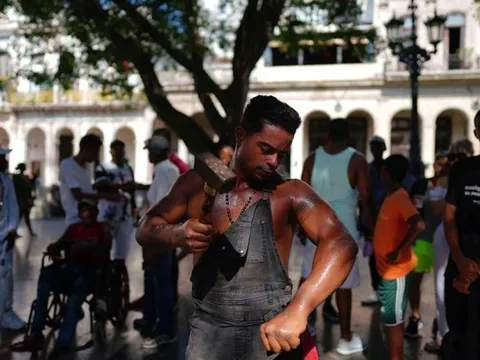 Kỳ lạ người đàn ông có thói quen tự đập búa vào cơ thể 1.000 lần/ngày