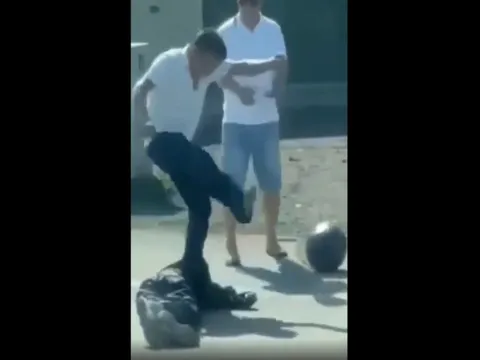 Phẫn nộ cảnh người đàn ông bị đá, đạp liên tiếp vào đầu, bất tỉnh trên quốc lộ