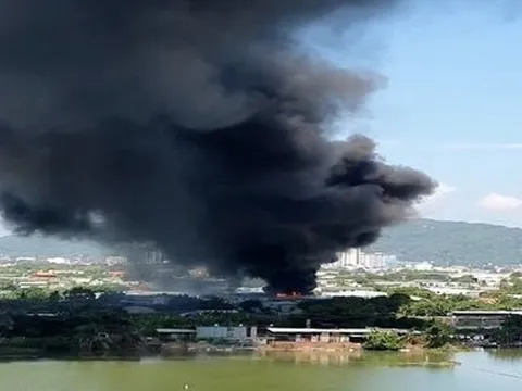 Bãi phế liệu ở Tp.Vũng Tàu bốc cháy dữ dội, khói đen bao trùm một vùng
