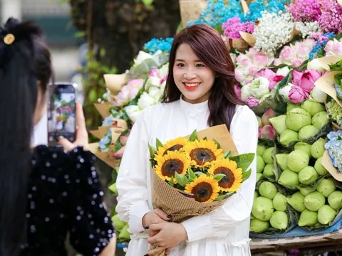 Chen chân thả dáng, khoe sắc chụp ảnh đón thu trên phố Hà Nội