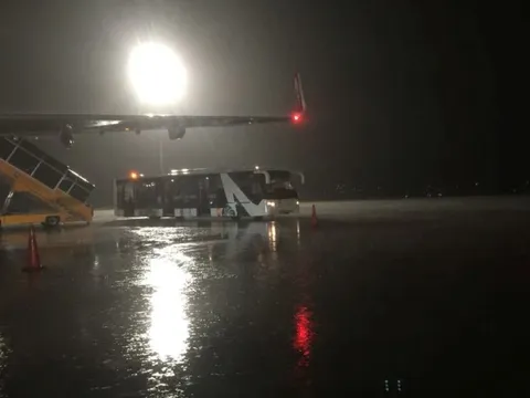 Hàng chục chuyến bay không thể cất/hạ cánh tại Nội Bài tối 23-8