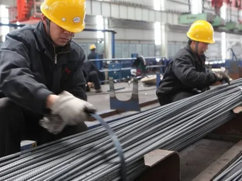 Sức mạnh của quốc gia tỷ dân: Thị trường hàng hóa toàn cầu từ sắt thép, dầu thô cho đến thịt lợn đều đi 'tàu lượn' theo tín hiệu từ Trung Quốc